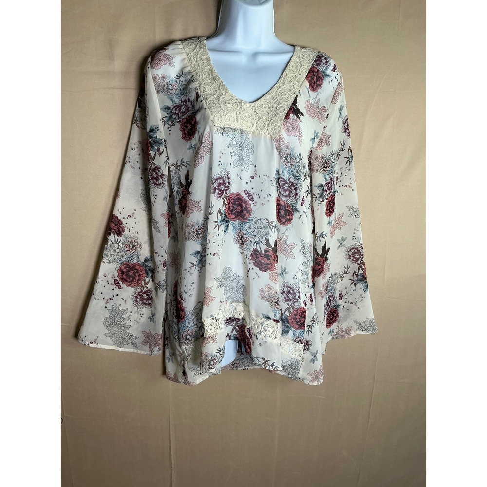 About a Girl Floral Crochet Lace‎ V-Neck Bell Sleeve blouse Medium B1212H680JI